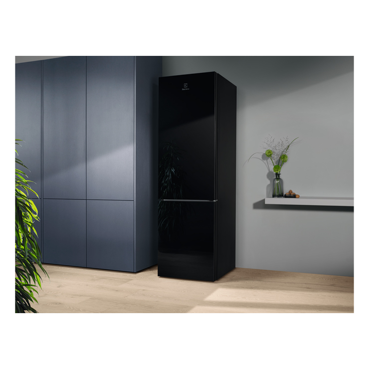 Холодильник Electrolux LNT7ME34K1 3